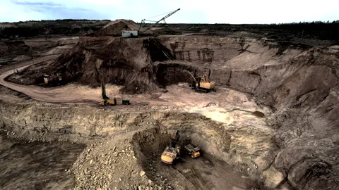 Mining excavator loading dolomite minerals in haul truck. 스톡 동영상 190971682