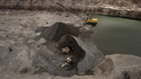 Mining excavator loading dolomite minerals in haul truck. Vídeo Stock 194008856