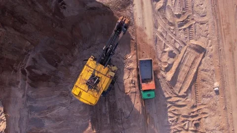 Mining excavator loads sand into dump truck. 스톡 동영상 194816249