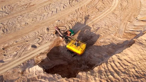 Mining excavator loads sand into dump truck. Vídeos de archivo 194816271