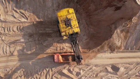 Mining excavator loads sand into dump truck. Vídeo Stock 194816321