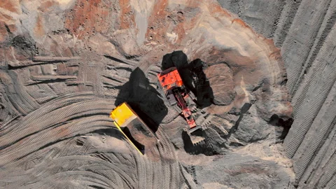 Mining excavator loads sand into mining truck. Excavator loads sand Vidéo 195758651