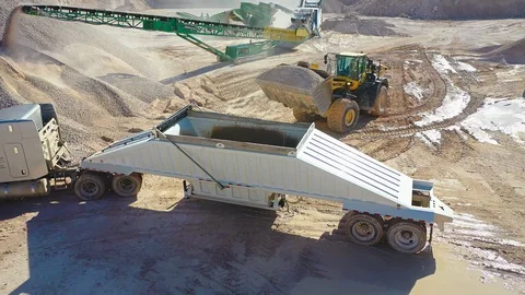 Mining - front end loader and semi truck - loading gravel 스톡 동영상 107015456