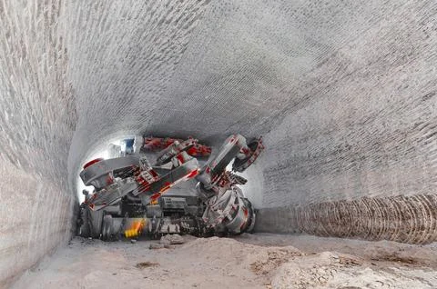 Mining machine cuts layers of mineral ore with saw in quarry Foto stock