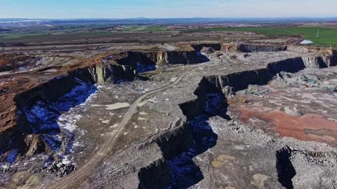 Mining site with large quarry under clear blue sky Vídeos de archivo 337940261
