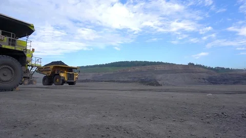 Mining truck with coal moves down the road Video stock 114827895