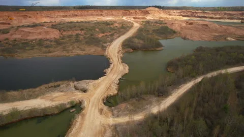 Mining truck transports limestone from opecast, drone view. Vídeo Stock 190872386