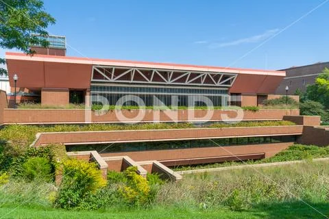 MINNEAPOLIS, MN/USA - SEPTEMBER 10, 2017: Civil Engineering building on the c Stock Photos
