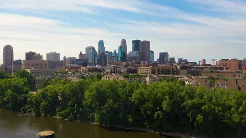 Minneapolis Skyline Over Trees Vídeo Stock 116585424