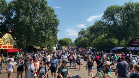 Minnesota State fair crowd pan Video stock 230916113