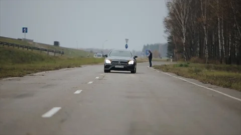 Minsk, Belarus - 11 November 2019: car rides on a country road. Black Mercedes E 库存影片 126494271