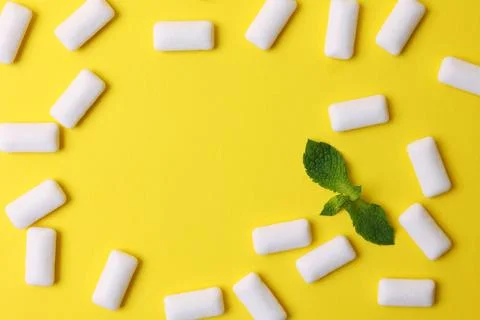 Mint chewing gum and mint on the table. Fresh breath, oral care Foto stock