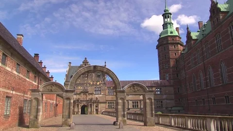 The Mint Gate at Frederiksborg Castle in North Zealand, Denmark Video stock 75413242