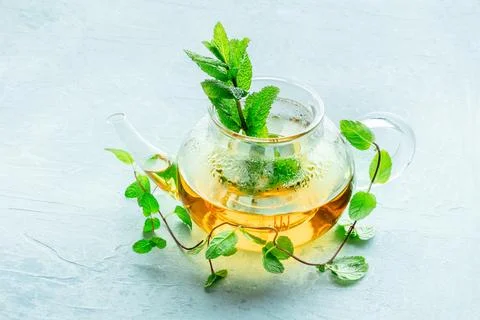 Mint tea. A tea pot with fresh peppermint leaves steeping in hot water Foto stock