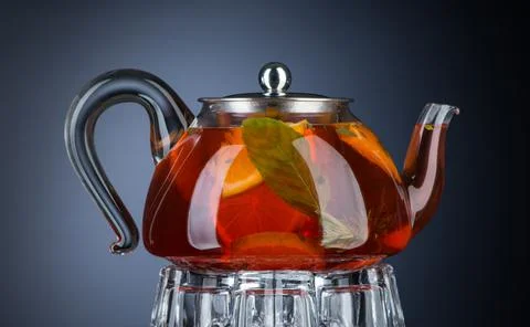 Mint tea in a transparent teapot Foto stock