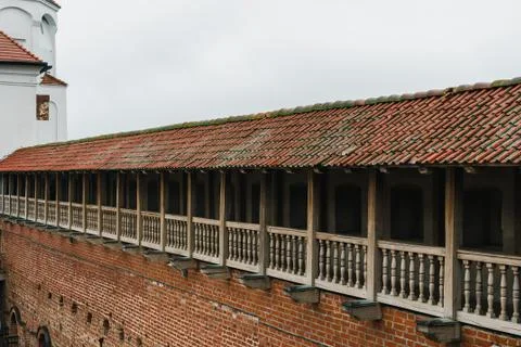 Mir Castle Complex, part of the inner wall with a balcony Foto stock