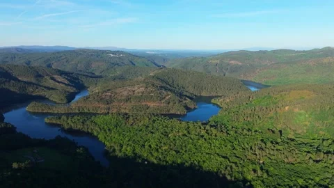 The Miradoiro do Castro Viewpoint Overlooking Forested Mountains 库存影片 337776203