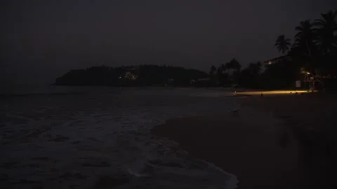 Mirissa beach in the mist of morning twilight, pre-dawn fog Stockbeeldmateriaal 331853353