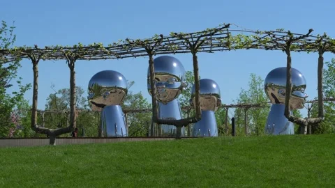Mirror art object by sculptor Ken Kelleher "Inner Child". Park "Krasnodar". Stock Footage 153972555