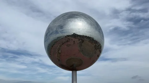 Mirror Ball Stockbeeldmateriaal 195099953