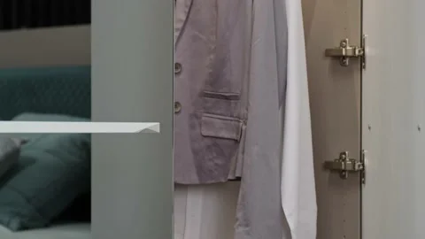 The mirror cabinet opens and a light comes on inside Vidéo 178900380