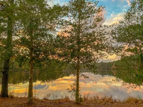 Mirror Lake reflection in fall with trees and clouds Foto stock