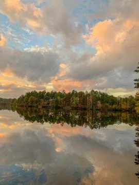 Mirror Lake reflection in fall with trees and clouds Foto stock