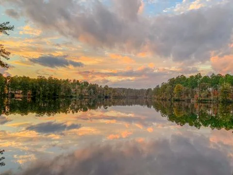 Mirror Lake reflection in fall with trees and clouds Foto stock