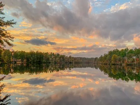 Mirror Lake reflection in fall with trees and clouds Foto stock