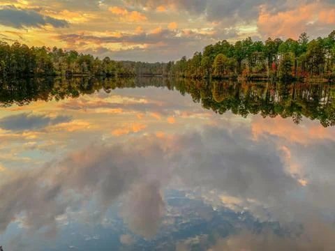 Mirror Lake reflection in fall with trees and clouds Foto stock
