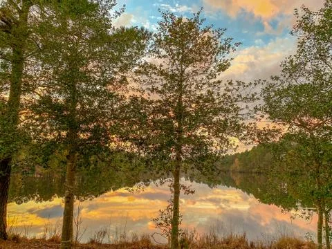 Mirror Lake reflection in fall with trees and clouds Foto stock