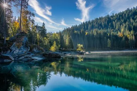 A mirror lake that reflects the forest in itself Fotos de archivo