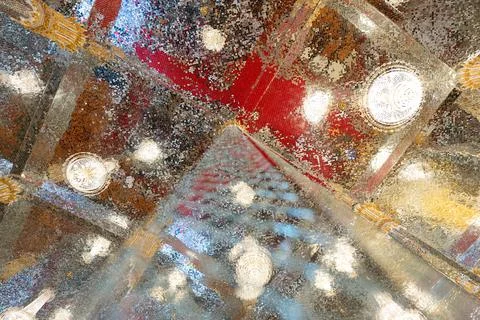 Mirror mosaic ceiling inside a temple with multiple light fixtures creating.. 库存照片