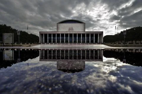 Mirror reflection of a building in the water Stock Photos