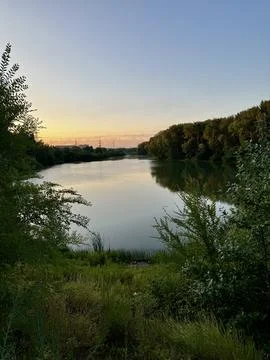 Mirror Reflection in Evening River Foto stock