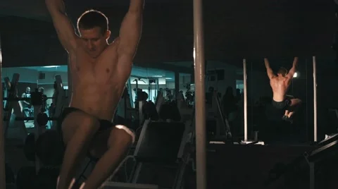 Mirror reflection of man working out he abs at gym 스톡 동영상 68414749