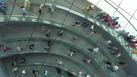Mirror reflection of people walking into Saudi Arabia Pavilion at Expo2020 Dubai 스톡 동영상 178799422