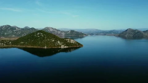 Mirror reflection of the sky and mountain in the water - Smooth water Video stock 231407276