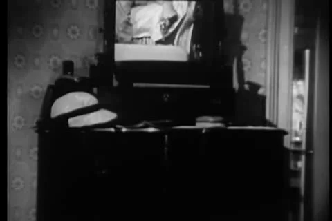 Mirror reflection of woman trying to pull gun from man''s hand on bed 스톡 동영상 25061550