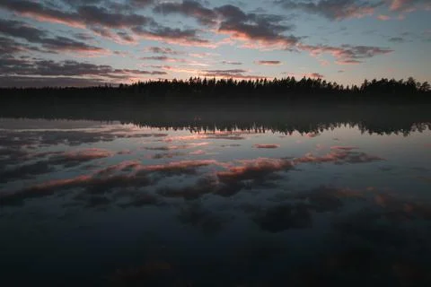 Mirror surface of a forest lake Foto stock