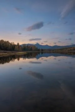 Mirror Surface Lake Vertical Orientation Autumn Landscape With Mountain Range In Foto stock