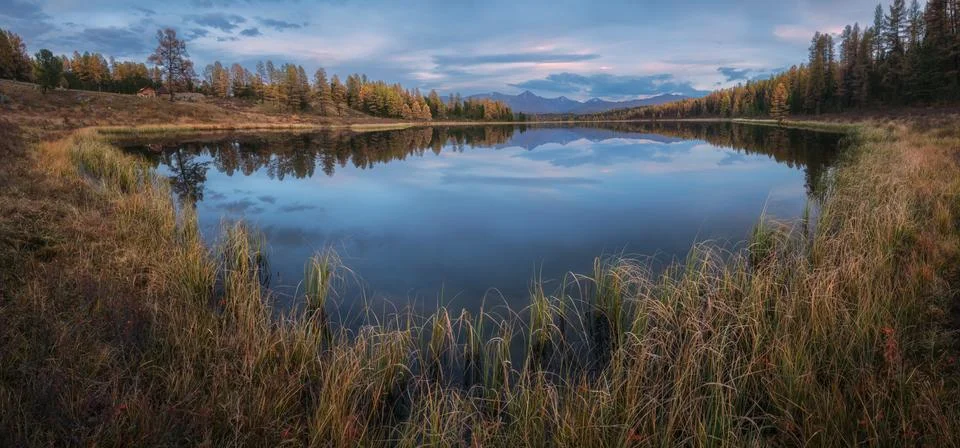 Mirror Surface Wide Angle Breathtaking Lake Autumn Landscape With Mountain Range Foto stock