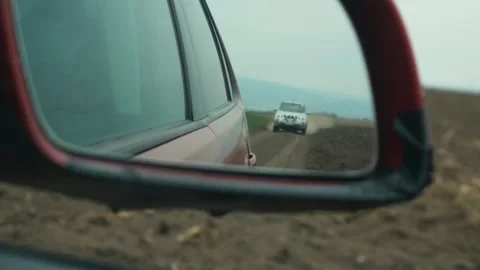 Mirror view of an offroad car aproaching Vidéo 253708806