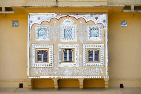 Mirror work on the outer wall of Sheesh Mahal, situated in the premises of... Foto stock