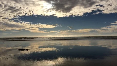 Mirrored clouds Video stock 81989164