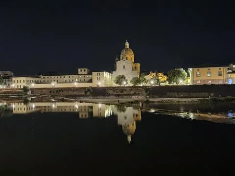 Mirroring in river Arno Foto stock