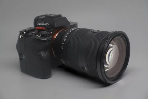 Mirrorless camera and 24-70 mm lens 스톡 사진