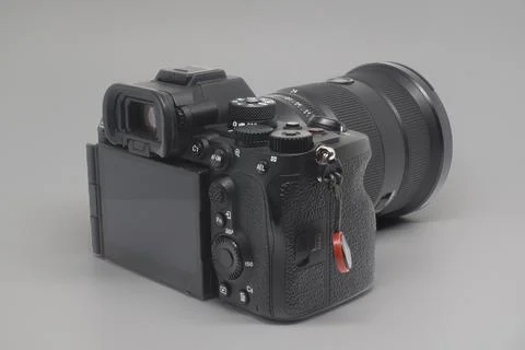 Mirrorless camera and 24-70 mm lens Stock-Fotos