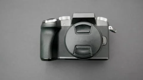 Mirrorless camera with lens cap on Foto stock