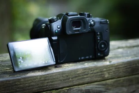 Mirrorless Camera on Park Bench 库存照片
